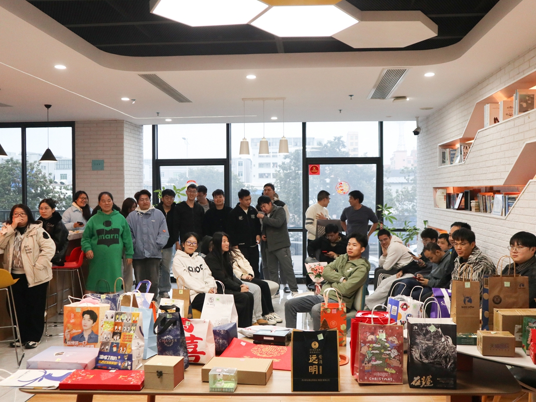 PTI 圣诞奇趣派对:暖意在礼物间流淌(images 1)