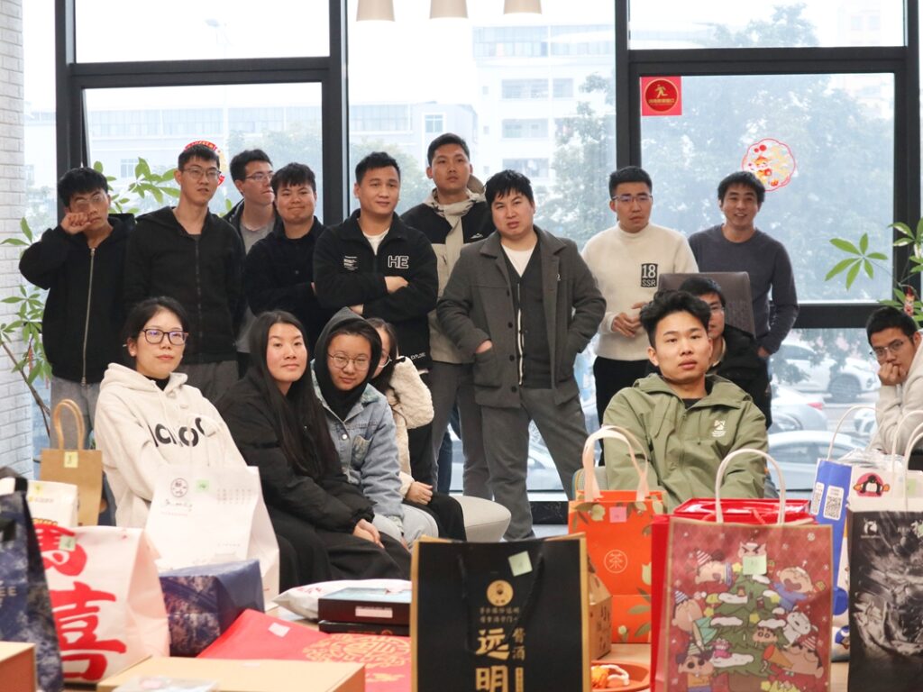 PTI 圣诞奇趣派对:暖意在礼物间流淌(images 2)