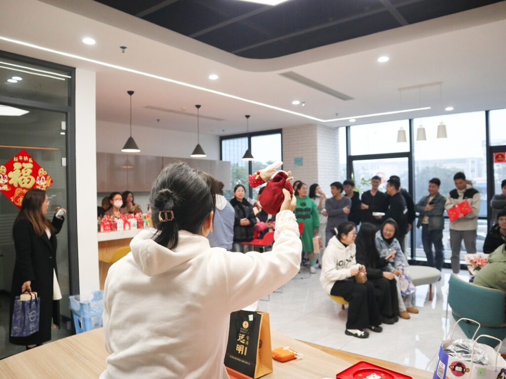 PTI 圣诞奇趣派对:暖意在礼物间流淌(images 3)