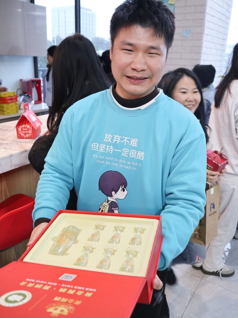 PTI 圣诞奇趣派对:暖意在礼物间流淌(images 6)